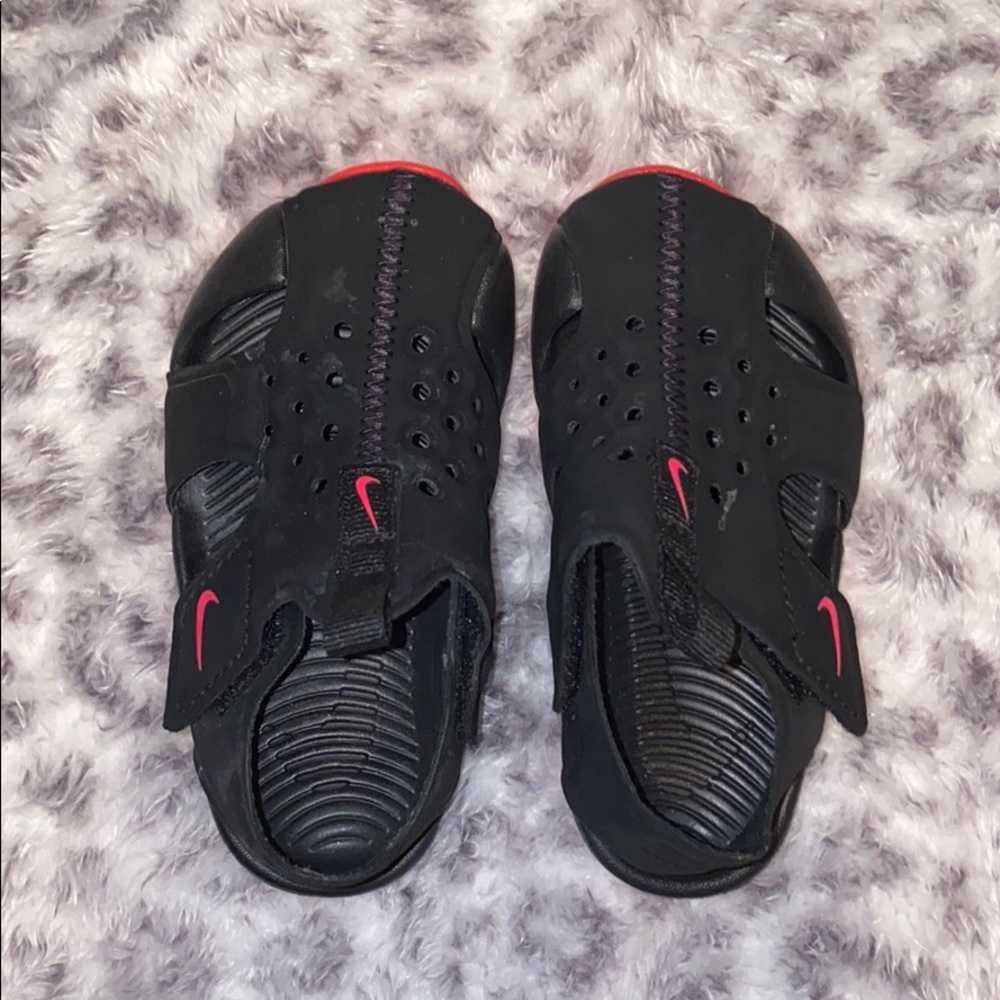 Sz 6 Nike shoes
